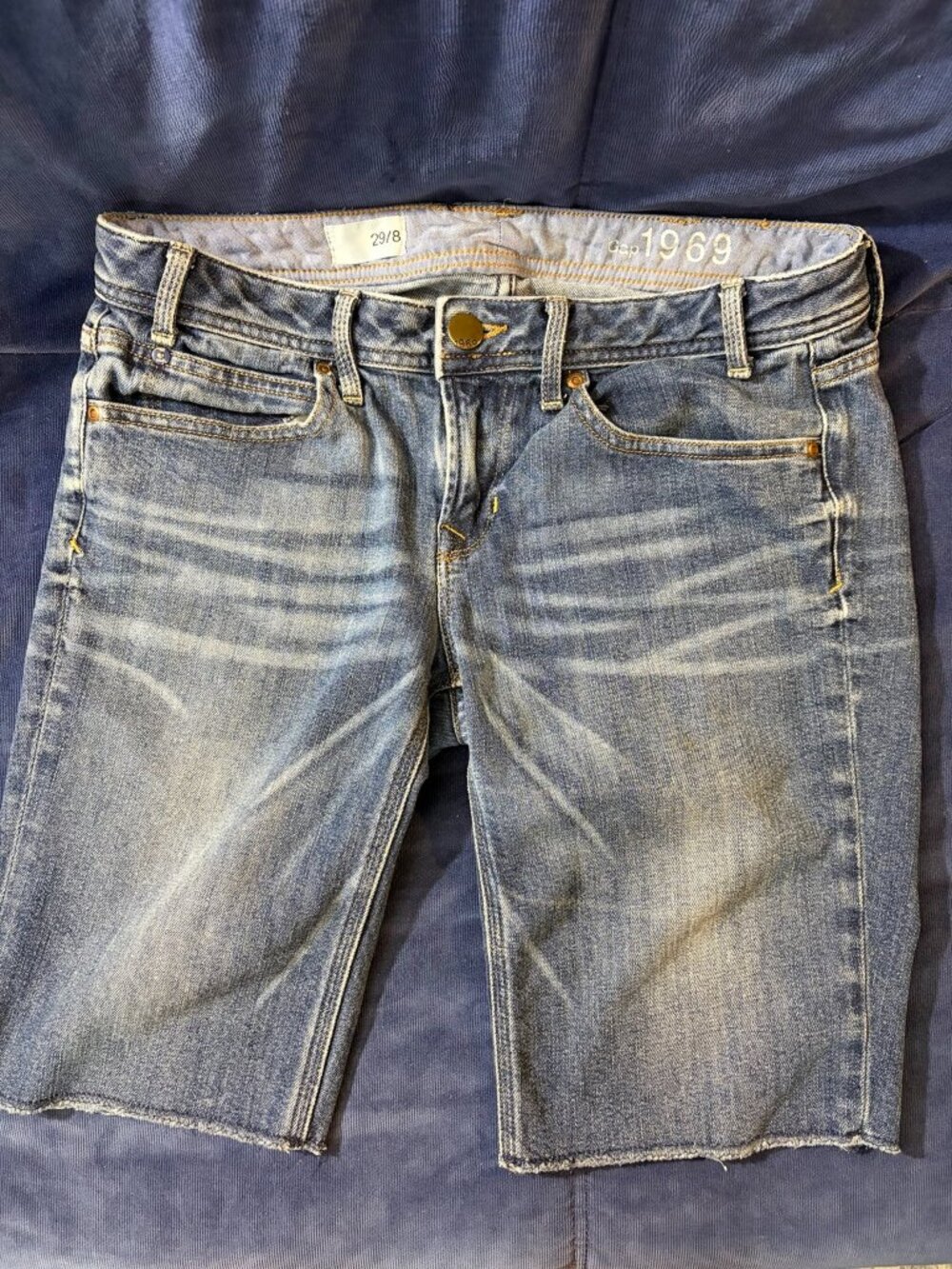 Gap 1969 Women's Bermuda Denim Shorts Size 6 (28) Medium Wash Stretch Raw Hem